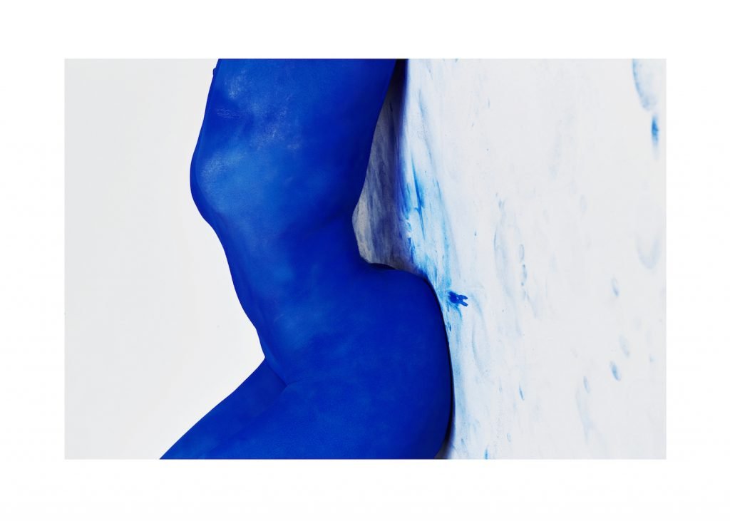 femme nue bleue